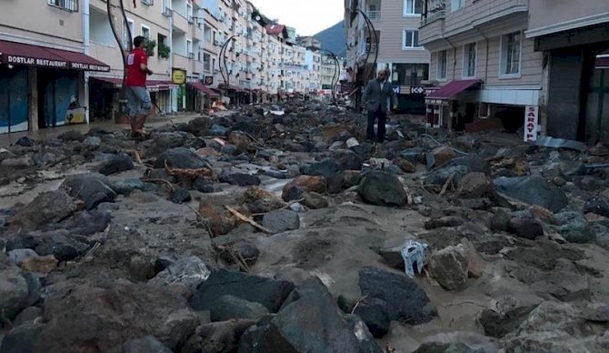 Yağmur suları dağlardan kayaları böyle getirdi…