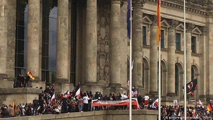 Berlin'de göstericiler Reichstag'a girmeye çalıştı