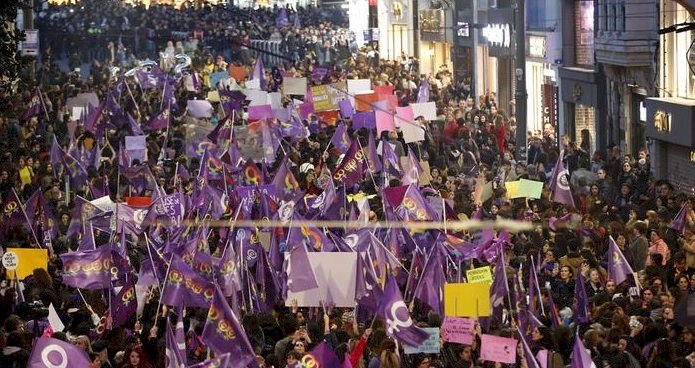 Salgın neden en çok kadınları vurdu?