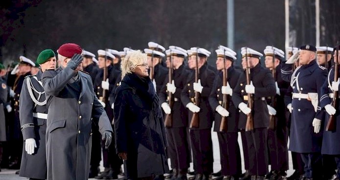 Lambrecht Rusya'ya daha sert yaptırımlardan yana