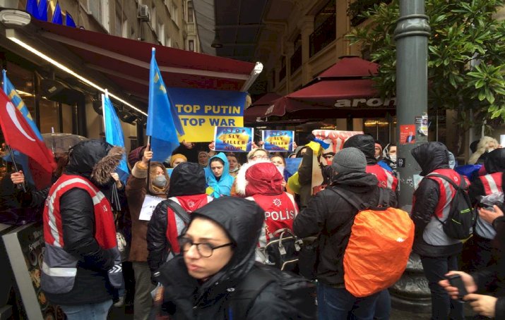 Rusya'nın Ukrayna'ya saldırısı İstanbul'da protesto edildi