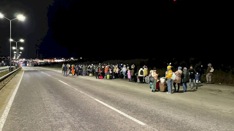 Rusya vur emri verdi! Yüzbinlerce Ukraynalı komşu ülkelere geçiş yapıyor