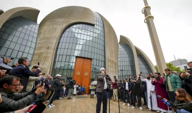 Almanya'da Köln Camisi’nde ilk kez hoparlörden ezan okundu