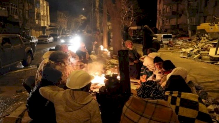 Depremzedelerin barınma sorunu 5 gündür çözülemedi: Deprem bölgesi çadır bekliyor