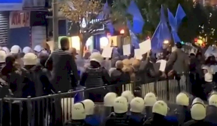 Kadıköy'de "hükümet istifa" protestosuna polis engeli