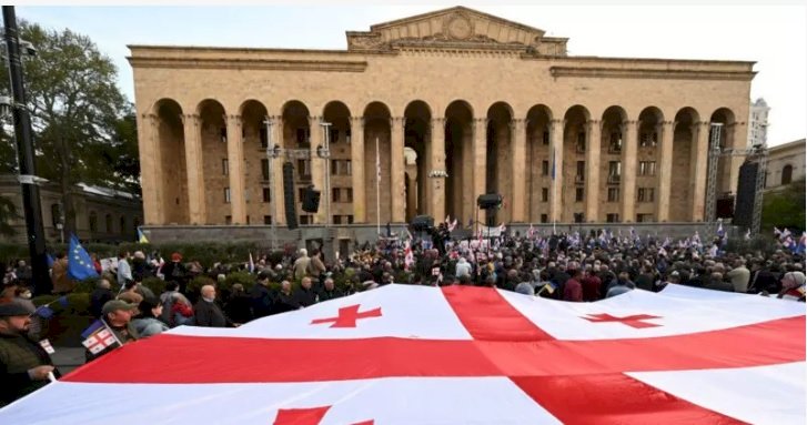 Gürcistan’da hükümet karşıtı binlerce kişi sokağa çıktı: 'Rus köleliğini reddediyoruz'