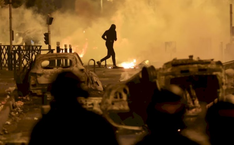 Fransa’daki protestolarda 667 gözaltı Macron kriz toplantısı için Paris'e döndü