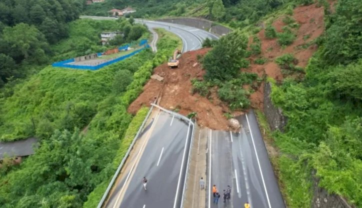 Karadeniz'de sel ve heyelan: 11 noktada yol açma ve temizleme çalışmaları devam ediyor, yağışın bu gece sürmesi bekleniyor