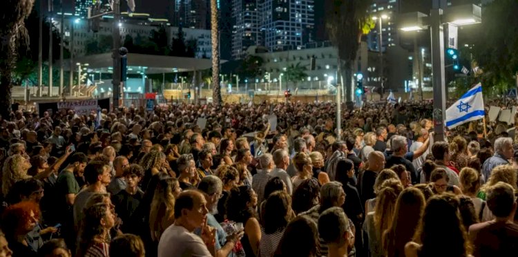 Benyamin Netanyahu'nun evinin önünde protesto gösterisi