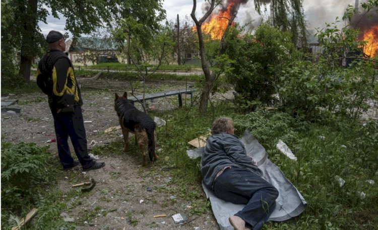 Rusya, Ukrayna'nın doğu sınırındaki Vovchansk kentini bombalıyor