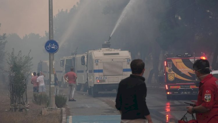 İzmir Buca'da yangına karşı mücadele: Alevler yerleşim yerlerine yaklaştı