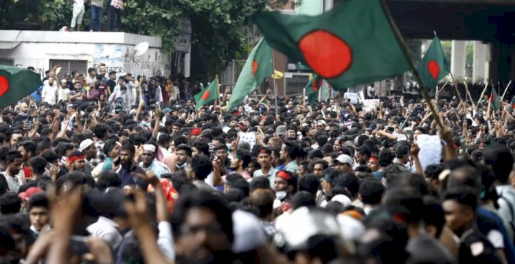 Bangladeş'te Başbakan Hasina Ülkeden Kaçtı