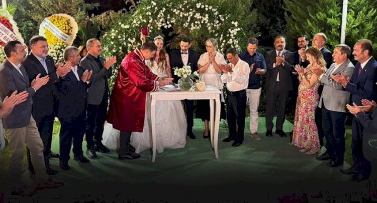 İzmir Siyasetini Buluşturan Nikah: Hale Halime Erdoğan ve Ertuğrul Yıldırım'ın Düğünü