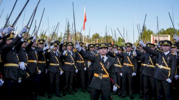 Teğmenlerin ve Astsubayların 'Mustafa Kemal'in Askerleriyiz' Sloganı Atması Bir Kumpas mı?