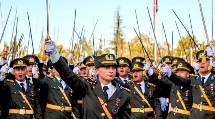 Teğmenler Kılıçları Çekti, Darbe Tartışmaları Başladı!