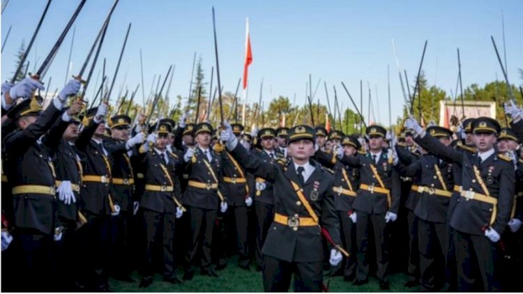 AKP’de Kaybolan Refleksler: Genç Teğmenler, Yaşlı İmam Hatipliler