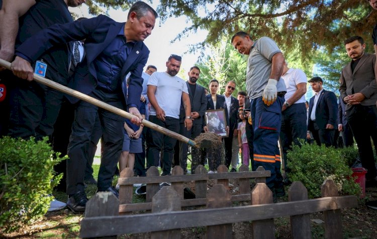 CHP'nin 'Şero'ya Veda Töreni Tepki Çekti: "Bu Ülkede Çocuklar Ölüyor, Gıkınız Çıkmıyor!"