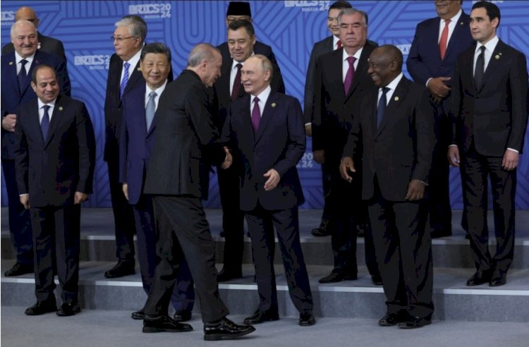 Erdoğan, BRICS Zirvesinde Aile Fotoğrafında Putin ile Yan Yana