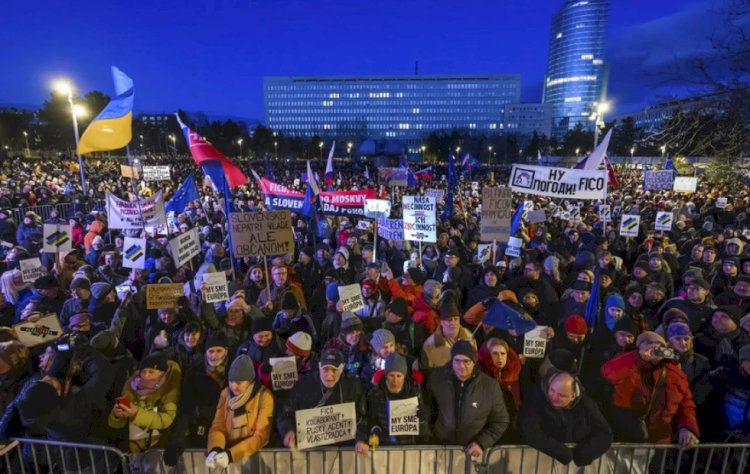 Slovakya'da Fico'ya Protesto: Moskova Yanlısı Tutum Tepki Çekti