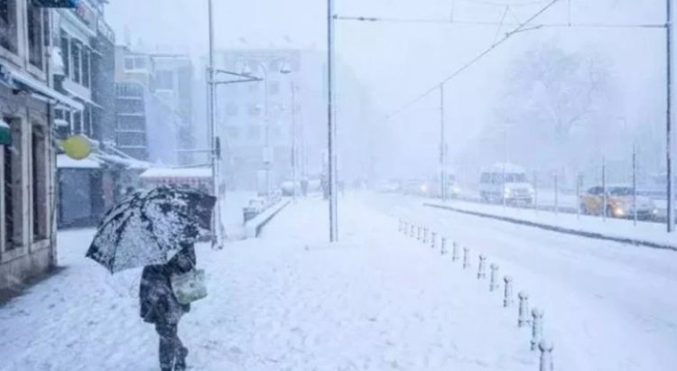 İstanbul'a Beklenen Kar Geldi mi? Marmara'da Kar Yağışı Başladı