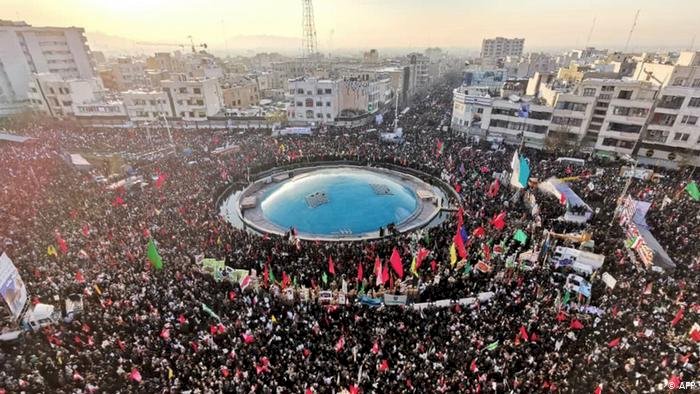 Tahran'da onbinler Süleymani'nin cenazesi için toplandı